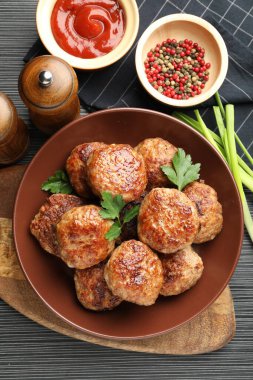 Siyah desenli masada nefis köfteler ve baharatlar.