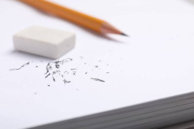 Silgi, kalem ve kırıntılar defterde, yakın plan