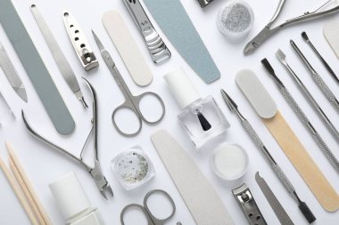 Beyaz arkaplanda farklı manikür araçları kümesi, düz yatıyordu