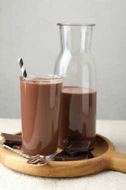 Lezzetli çikolatalı süt, talaş ve beyaz masa parçaları.