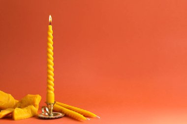 Mercan zemin üzerinde balmumu ve balmumu parçaları yakılıyor, metin için boşluk