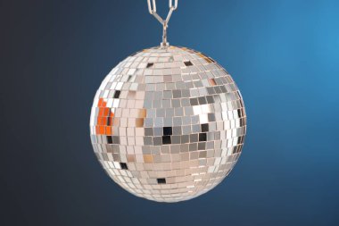 Mavi gradyan arkaplanda parlak disko topu