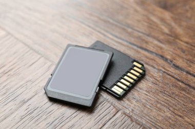 Tahta masada iki SD hafıza kartı, yakın plan.