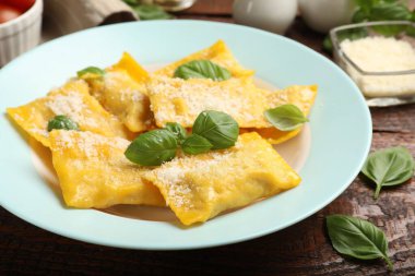 Tahta masada peynirli ve fesleğenli lezzetli ravioli, yakın plan.