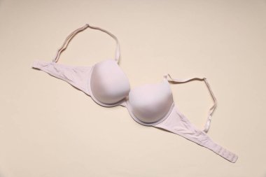 Bej arka planda güzel bir sütyen, üst manzara.