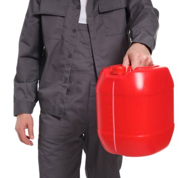 Beyaz arka planda plastik kutu tutan adam, yakın plan.