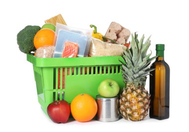 Beyaza izole edilmiş farklı gıda ürünleri içeren alışveriş sepeti.