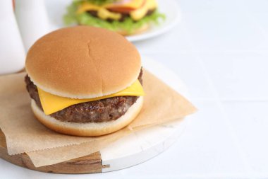 Beyaz masada leziz bir çizburger, yakın plan. Metin için boşluk