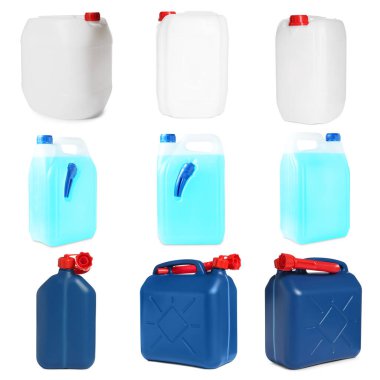 Beyaza izole edilmiş farklı plastik kaplar, kolaj. Farklı taraflardan görünüm