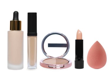 Sıvı temel, toz, sünger ve kapatıcılar beyaz, set üzerinde izole