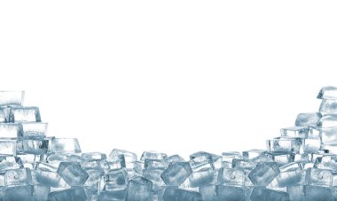 Beyaz zemin üzerinde berrak buz küpleri yığını