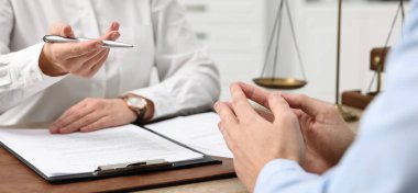 Yargıç avukatla çalışıyor, yakın plan. Pankart tasarımı