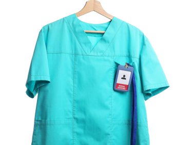 Sağlık çalışanı üniforması ve beyaz arka planda asılı rozeti var.