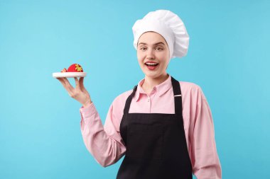 Açık mavi arkaplanda lezzetli tatlılar.