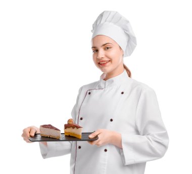 Üniformalı mutlu pastacı elinde beyaz arka planda lezzetli peynirli kek parçaları tutuyor.