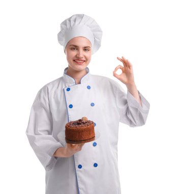 Üniformalı mutlu pastacı lezzetli çikolatalı pasta tutuyor ve beyaz arka planda güzel bir jest yapıyor.