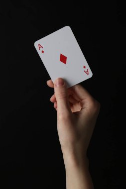 Siyah arka planda iskambil kartı olan kadın, yakın plan