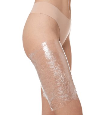 Bacağına spa yapan kadın beyaz arka planda, yakın plan.