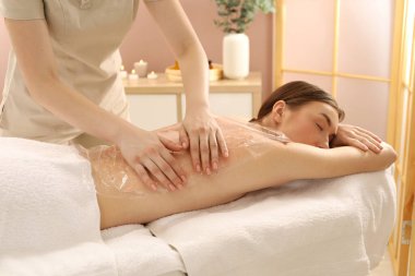 Vücut bakımı gören kadın spa salonunda tedavi görüyor