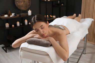 Vücut bakımı gören kadın spa salonunda tedavi görüyor