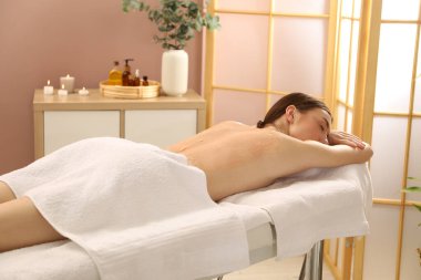 Vücut bakımı gören kadın spa salonunda tedavi görüyor