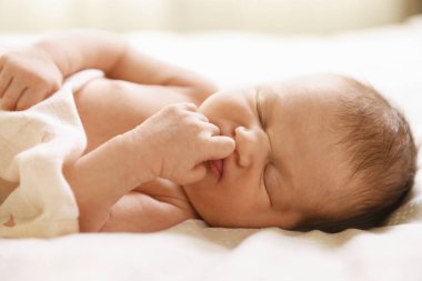 Yatma vakti. Yatakta uyuyan sevimli küçük bebek.