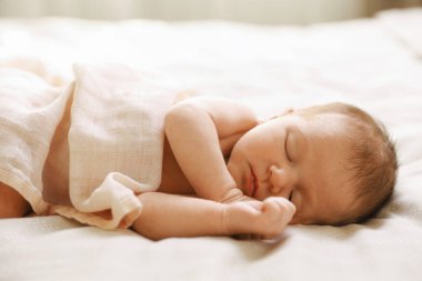 Yatma vakti. Yatakta uyuyan sevimli küçük bebek.