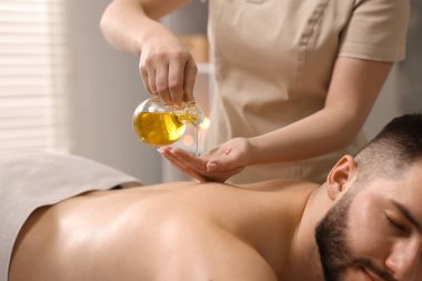 Adam spa salonunda masaj yaptırıyor.