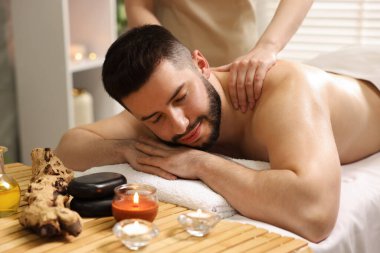 Adam spa salonunda masaj yaptırıyor.