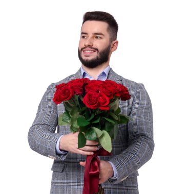 Beyaz arka planda kırmızı gül buketi olan mutlu adam.