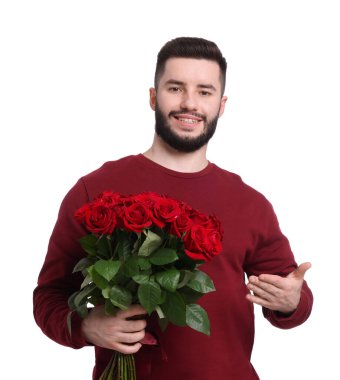 Beyaz arka planda kırmızı gül buketi olan mutlu adam.