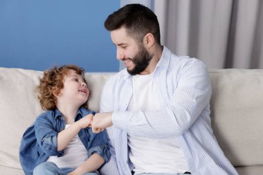 Mutlu baba ve oğlu evde birlikte vakit geçiriyorlar.