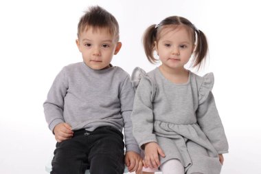 Beyaz arka planda küçük şirin ikizlerin portresi