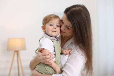 Onun şirin bebek evde annesiyle