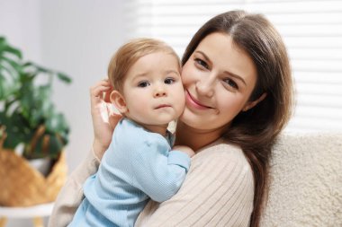 Onun şirin bebek evde annesiyle