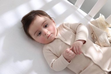 Yatma vakti. Evdeki beşikte şirin bir bebek, üst manzara.