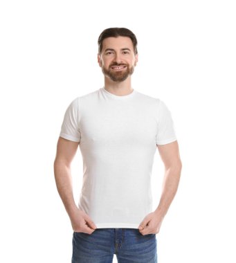 Beyaz arka planda boş tişört giyen bir adam. Tasarım için model