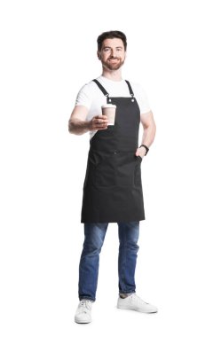 Beyaz arka planda bir bardak sıcak içecekle gülümseyen barista.