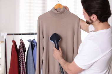 Buharlı bir erkek gömleği ve kapalı bir yerde vapur.