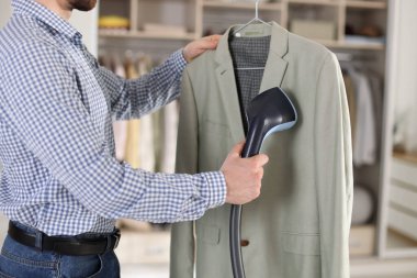 Buharlı ceketli bir adam. Buharlı vapuru içeride, yakın plan.