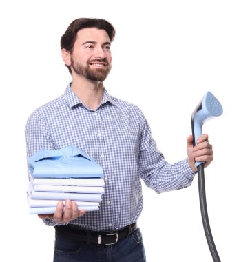 Buharlı adam ve beyaz arka planda bir yığın giysi.