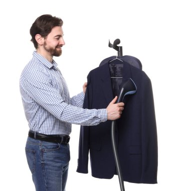 Beyaz arka planda duran buharlı adam ceketi.