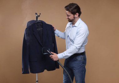 Kahverengi arka planda buharlı adam ceketi.