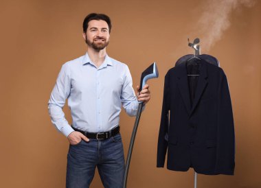 Kahverengi arka planda buharlı adam ceketi.