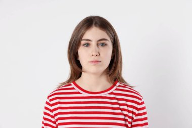 Aydınlık arka planda güzel bir genç kızın portresi