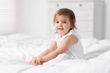 Sevimli küçük bebek kız evde yatakta