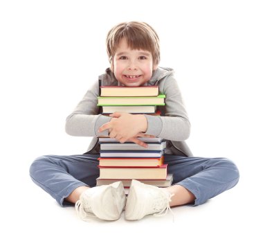 Beyaz arka plan hakkında çok farklı kitapları olan bir çocuk.