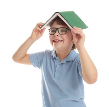 Beyaz arka plan kitabı olan küçük bir çocuk.