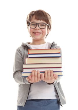 Beyaz arka plan hakkında çok farklı kitapları olan bir çocuk.