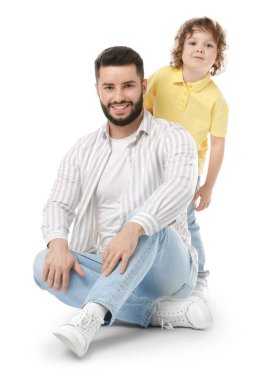 Mutlu baba ve oğlu beyaz arka planda